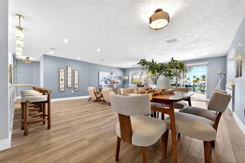 House in Saint Pete Beach, Florida 3 bedrooms, 180.51 sq.m. № 2396295 - photo 7