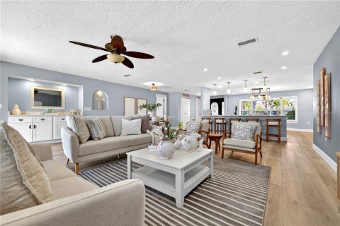 House in Saint Pete Beach, Florida 3 bedrooms, 180.51 sq.m. № 2396295 - photo 13