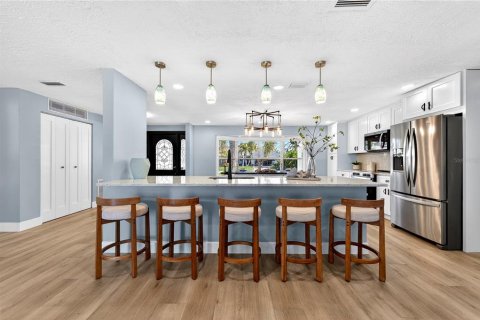 House in Saint Pete Beach, Florida 3 bedrooms, 180.51 sq.m. № 2396295 - photo 5