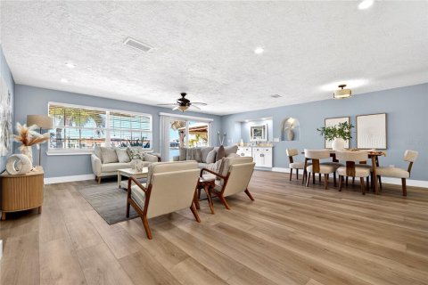 House in Saint Pete Beach, Florida 3 bedrooms, 180.51 sq.m. № 2396295 - photo 11