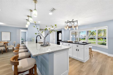 House in Saint Pete Beach, Florida 3 bedrooms, 180.51 sq.m. № 2396295 - photo 21
