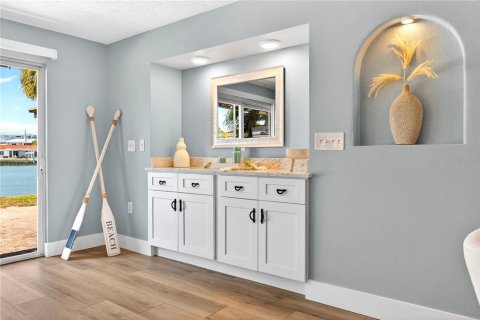 House in Saint Pete Beach, Florida 3 bedrooms, 180.51 sq.m. № 2396295 - photo 9