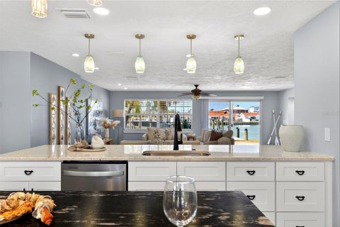 House in Saint Pete Beach, Florida 3 bedrooms, 180.51 sq.m. № 2396295 - photo 20