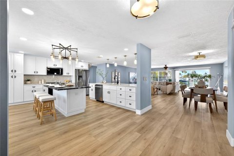 House in Saint Pete Beach, Florida 3 bedrooms, 180.51 sq.m. № 2396295 - photo 4