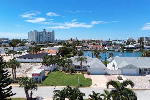 House in Saint Pete Beach, Florida 3 bedrooms, 180.51 sq.m. № 2396295