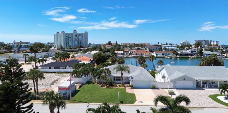 House in Saint Pete Beach, Florida 3 bedrooms, 180.51 sq.m. № 2396295