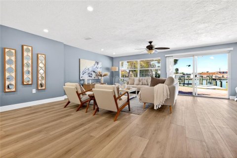 House in Saint Pete Beach, Florida 3 bedrooms, 180.51 sq.m. № 2396295 - photo 3