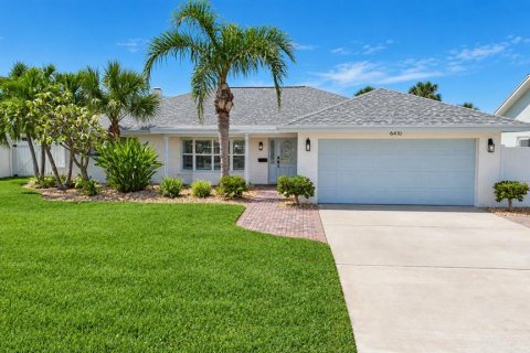 House in Saint Pete Beach, Florida 3 bedrooms, 180.51 sq.m. № 2396295 - photo 2