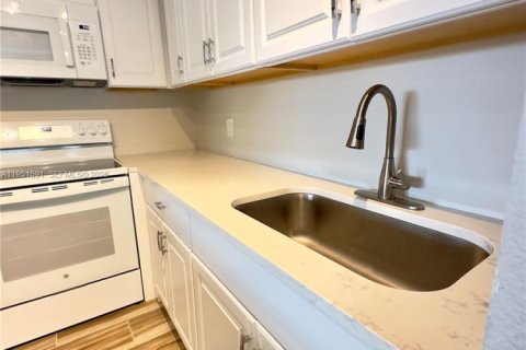 Condo in Delray Beach, Florida, 1 bedroom  № 2009466 - photo 16