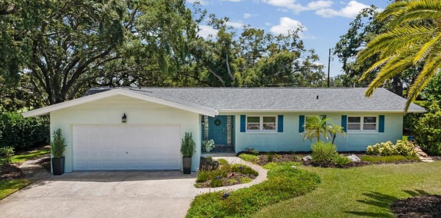 House in Dunedin, Florida 3 bedrooms, 162.76 sq.m. № 2227023