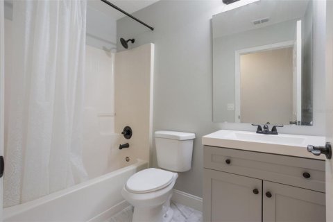 House in Eustis, Florida 4 bedrooms, 175.86 sq.m. № 1824401 - photo 17