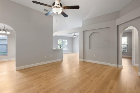 House in Eustis, Florida 4 bedrooms, 175.86 sq.m. № 1824401 - photo 8