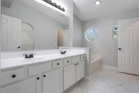 House in Eustis, Florida 4 bedrooms, 175.86 sq.m. № 1824401 - photo 22