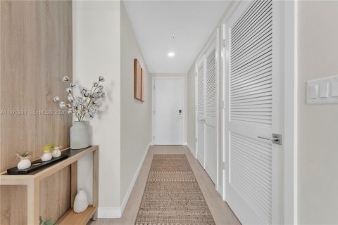Condo in Miami, Florida, 1 bedroom  № 2079634 - photo 2