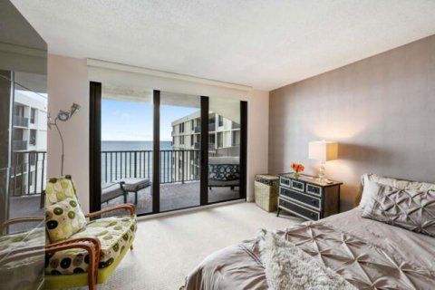 Condo in South Palm Beach, Florida, 2 bedrooms  № 2246477 - photo 10
