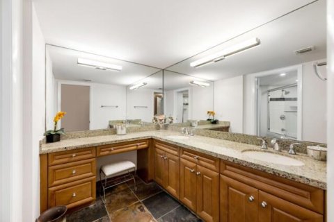 Condo in South Palm Beach, Florida, 2 bedrooms  № 2246477 - photo 11