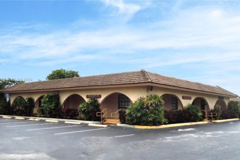 Commercial property in Plantation, Florida № 1984892 - photo 1