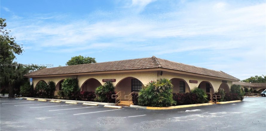 Commercial property in Plantation, Florida № 1984892