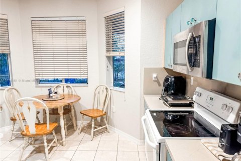 House in Miami, Florida 6 bedrooms, 243.22 sq.m. № 1865666 - photo 9