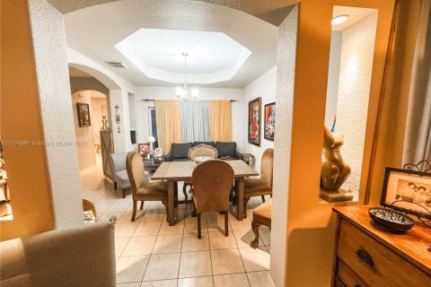 House in Miami, Florida 6 bedrooms, 243.22 sq.m. № 1865666 - photo 7