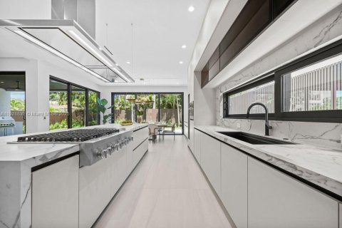 Купить виллу или дом в Форт-Лодердейл, Флорида 4 спальни, 353.4м2, № 1975750 - фото 18