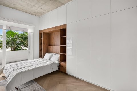 Condo in Miami Beach, Florida  № 2400030 - photo 2