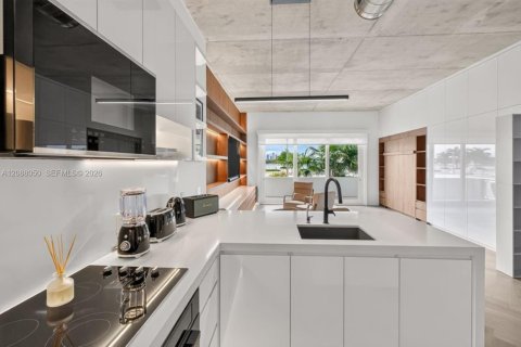 Condo in Miami Beach, Florida  № 2400030 - photo 25