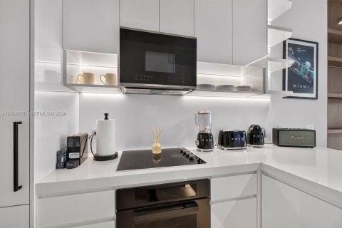 Condo in Miami Beach, Florida  № 2400030 - photo 27