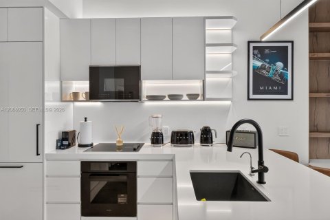 Condo in Miami Beach, Florida  № 2400030 - photo 26