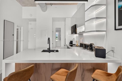 Condo in Miami Beach, Florida  № 2400030 - photo 29