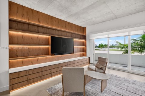 Condo in Miami Beach, Florida  № 2400030 - photo 11