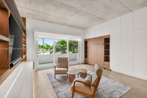 Condo in Miami Beach, Florida  № 2400030 - photo 16