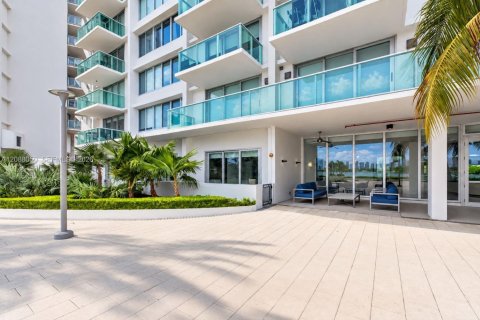 Condo in Miami Beach, Florida  № 2400030 - photo 21