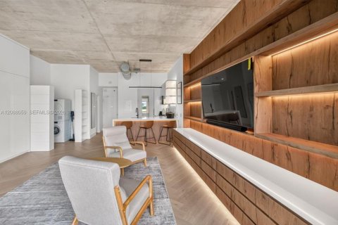 Condo in Miami Beach, Florida  № 2400030 - photo 15