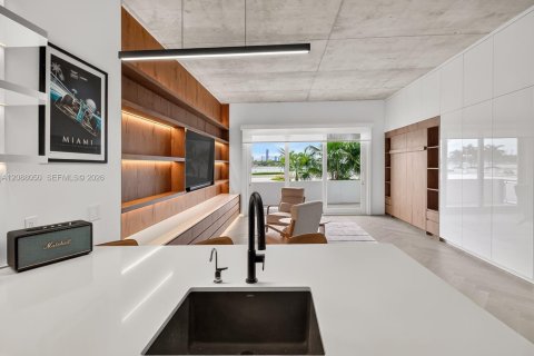 Condo in Miami Beach, Florida  № 2400030 - photo 24