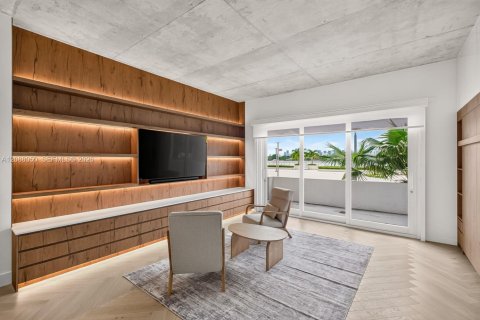 Condo in Miami Beach, Florida  № 2400030 - photo 8