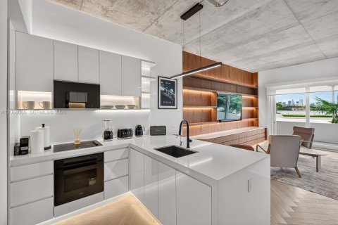 Condo in Miami Beach, Florida  № 2400030 - photo 23