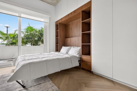 Condo in Miami Beach, Florida  № 2400030 - photo 3