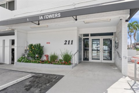 Condominio en venta en Hollywood, Florida, 2 dormitorios, 104.98 m2 № 1966305 - foto 2