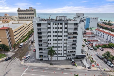 Condominio en venta en Hollywood, Florida, 2 dormitorios, 104.98 m2 № 1966305 - foto 1