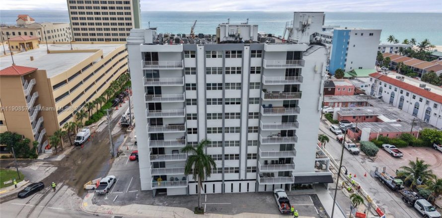 Condominio en Hollywood, Florida, 2 dormitorios  № 1966305