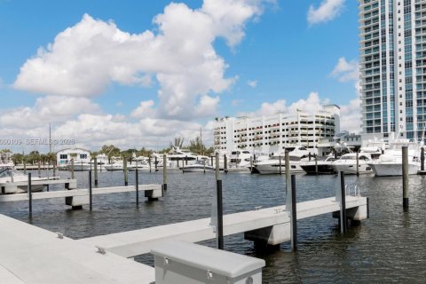 Copropriété à louer à North Miami Beach, Floride: 2 chambres, 135.54 m2 № 2170129 - photo 28