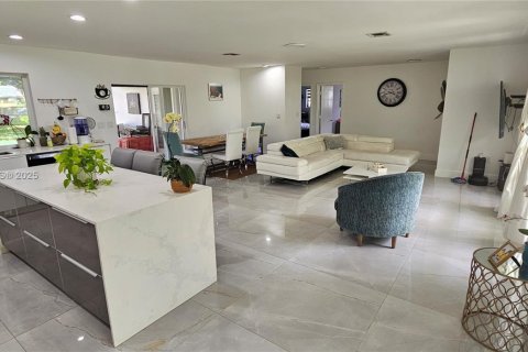 Casa en venta en Davie, Florida, 4 dormitorios, 216.09 m2 № 1889961 - foto 1