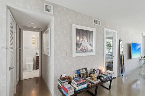 Condominio en venta en Miami Beach, Florida, 1 dormitorio, 70.33 m2 № 2003626 - foto 11