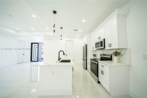 Купить виллу или дом в Лихай-Эйкерс, Флорида 4 спальни, 179.02м2, № 2051375 - фото 9