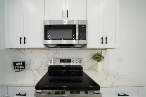 Купить виллу или дом в Лихай-Эйкерс, Флорида 4 спальни, 179.02м2, № 2051375 - фото 7