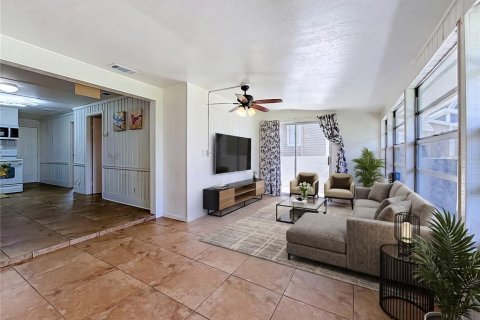 Condo in Clermont, Florida, 2 bedrooms № 2226312 - photo 12