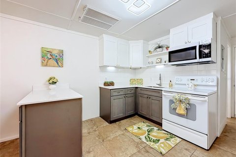 Condo in Clermont, Florida, 2 bedrooms № 2226312 - photo 2