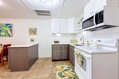Condo in Clermont, Florida, 2 bedrooms № 2226312 - photo 4