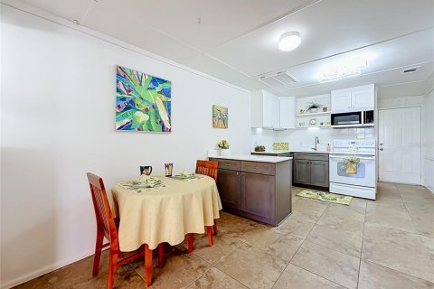 Condo in Clermont, Florida, 2 bedrooms № 2226312 - photo 8